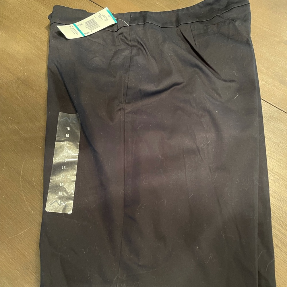 Anne Klein Bermuda Short, size 16
